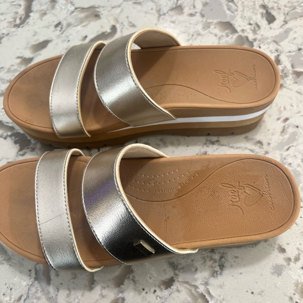 Metallic gold size 10 Reef sandals